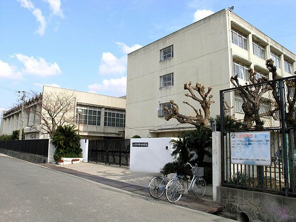 近くの八尾市立曙川南中学校まで828m（徒歩11分）