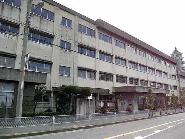 近くの八尾市立久宝寺中学校まで1,049m(徒歩14分)