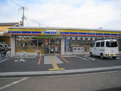 近くのミニストップ 高井田駅南口店まで645m（徒歩9分）
