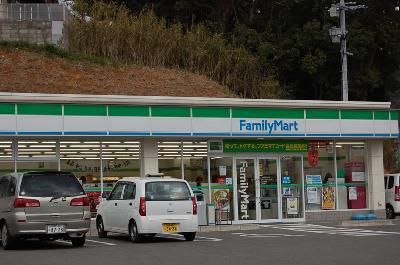 近くのファミリーマートまで619m(徒歩8分)