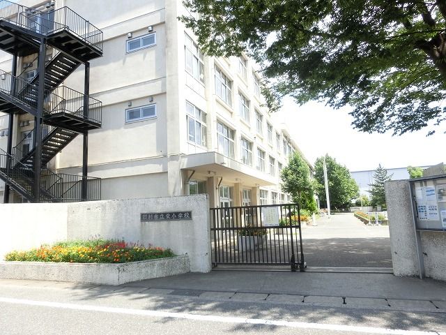 近くの羽村市立栄小学校まで450m(徒歩6分)