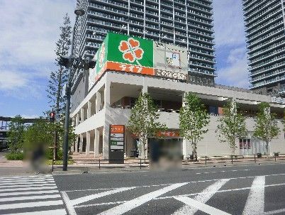 近くのライフ久宝寺駅前店まで283m（徒歩4分）