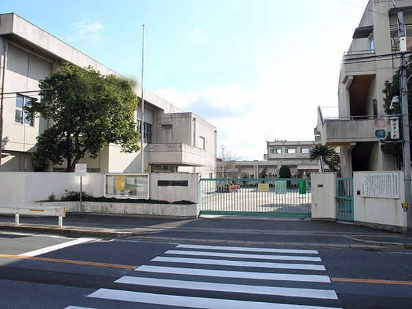 近くの八尾市立志紀中学校まで727m（徒歩10分）