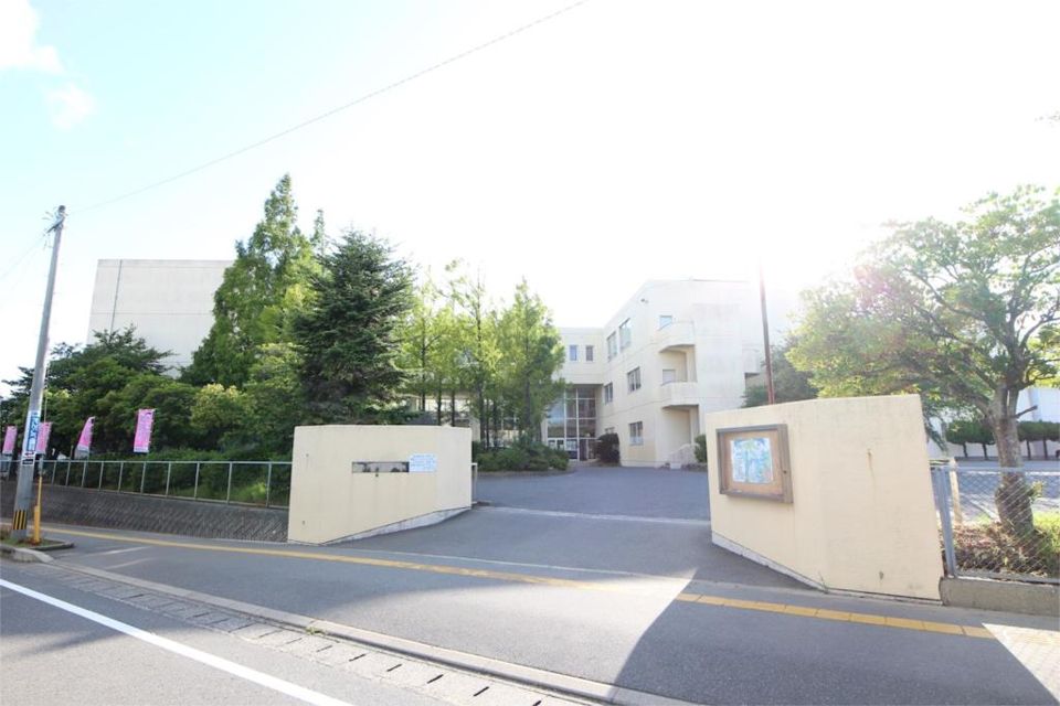 近くの古賀市立古賀北中学校まで876m（徒歩11分）