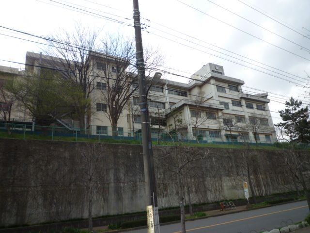 近くのつくし野中学校まで940m（徒歩12分）