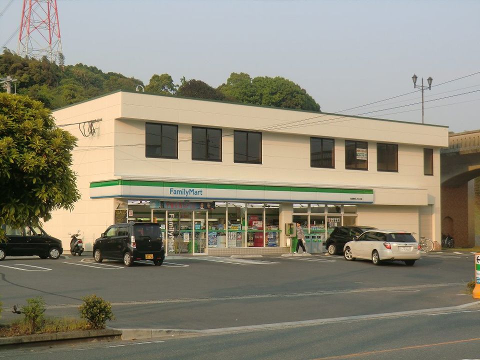 近くのファミリーマートまで128m(徒歩2分)