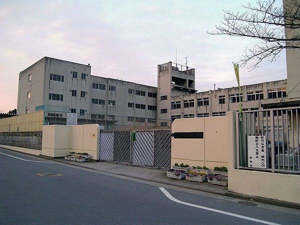 近くの東中学校まで910m(徒歩12分)