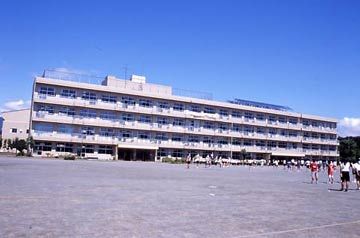 近くの秦野市立南が丘小学校まで1,984m(徒歩25分)
