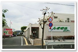 近くのしまむらストアーすみれ平店まで678m（徒歩9分）
