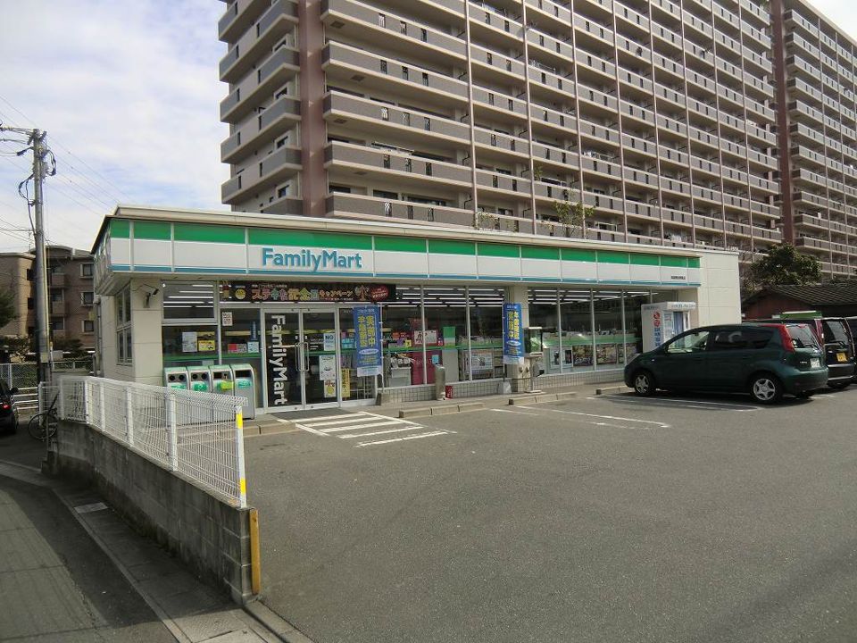 近くのファミリーマート筑紫野俗明院店まで740m（徒歩10分）