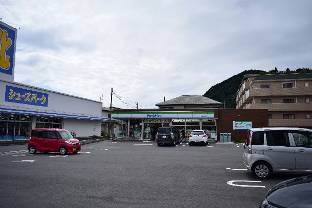 近くのファミリーマート 平塚桜ケ丘店まで762m（徒歩10分）