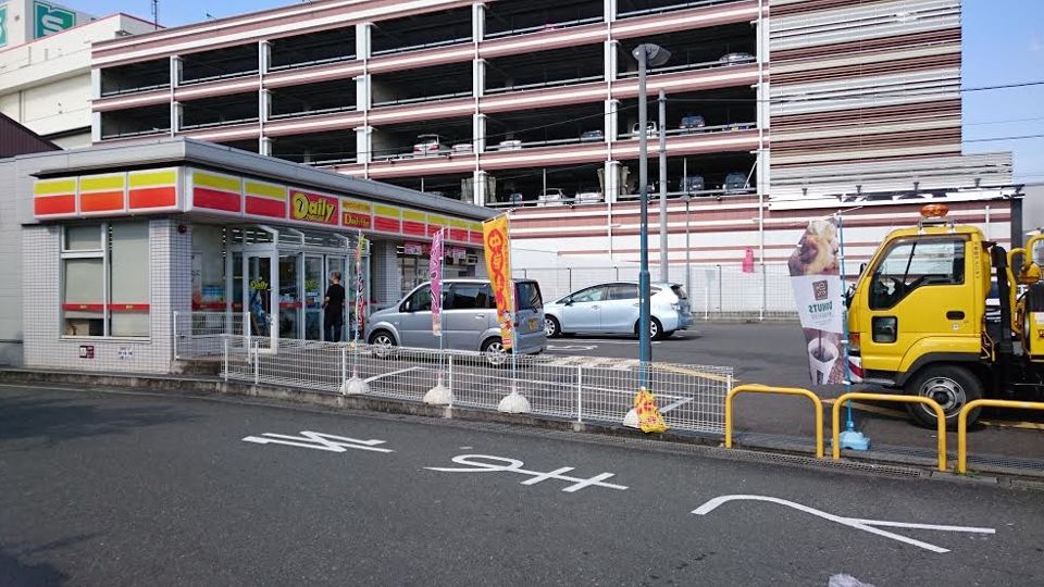 近くのデイリーヤマザキ 八尾泉町店まで277m(徒歩4分)