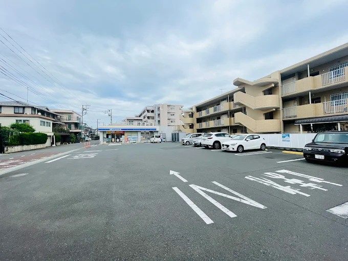 近くのローソン 伊志田高校前店まで403m（徒歩6分）