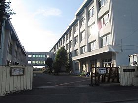 近くの藤沢市立善行中学校まで990m（徒歩13分）