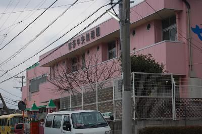 近くの博多中央幼稚園まで550m（徒歩7分）