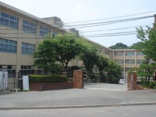 近くの和白丘中学校まで1,100m（徒歩14分）