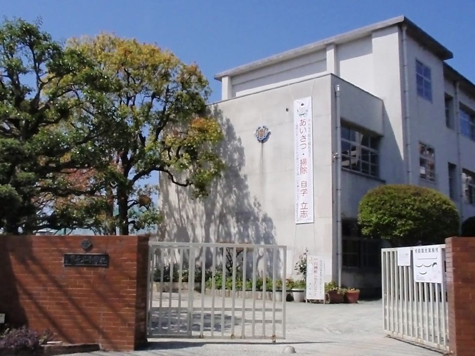 近くの福岡市立千早小学校まで908m（徒歩12分）