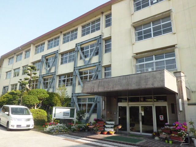 近くの長尾小学校まで585m（徒歩8分）