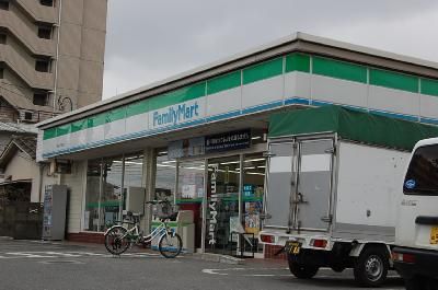近くのファミリーマートまで120m(徒歩2分)