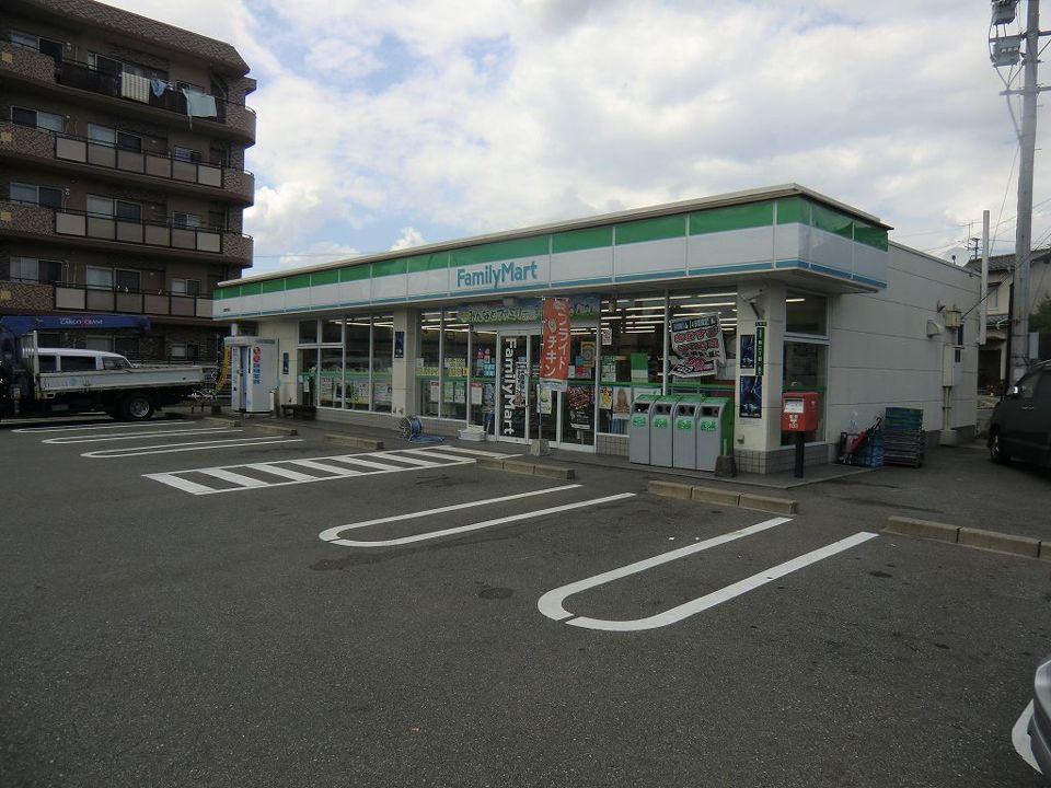 近くのファミリーマート筑紫野紫店まで4,100m（徒歩52分）