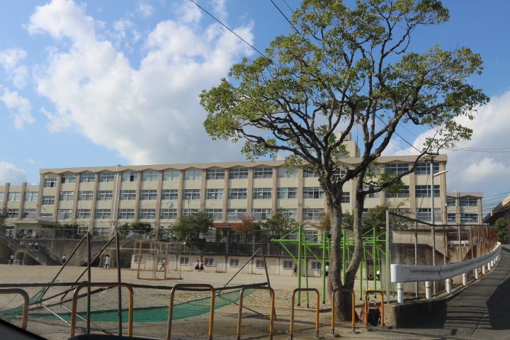 近くの香椎第三中学校まで200m（徒歩3分）