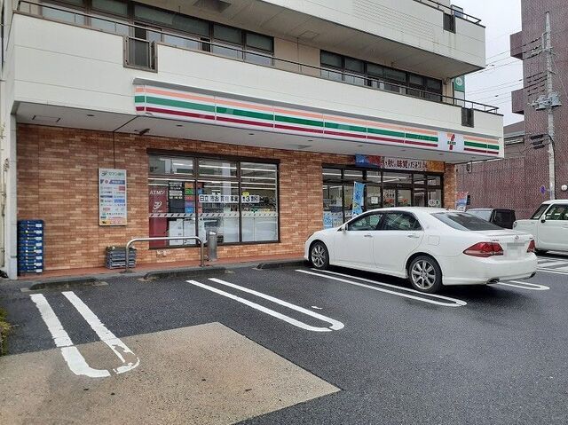 近くのセブンイレブン日立助川1丁目店まで350m（徒歩5分）