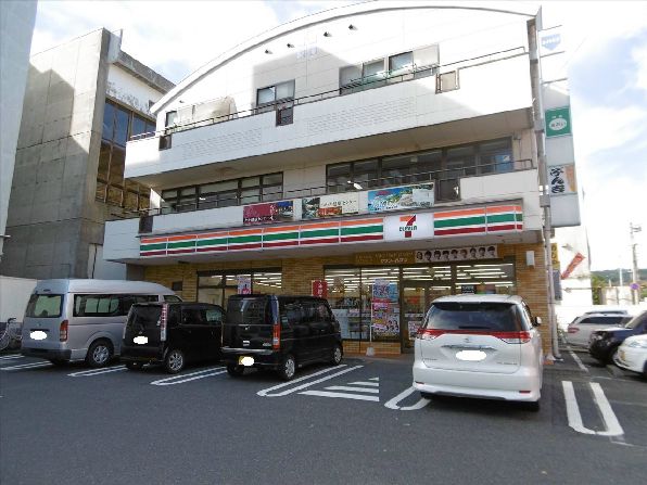 近くのセブンイレブン 日立助川町1丁目店まで375m（徒歩5分）
