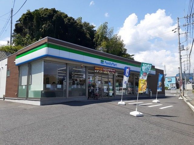 近くのファミリーマート日立小木津店まで650m（徒歩9分）