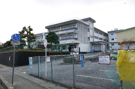 近くの日立市立塙山小学校まで1,020m（徒歩13分）