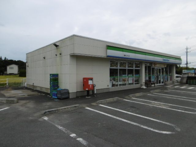 近くのファミリーマート 高萩インター店まで719m(徒歩9分)