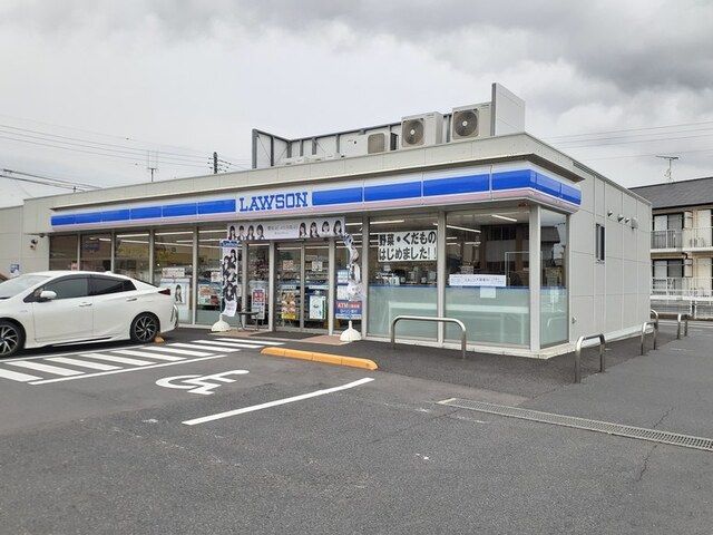 近くのローソン日立鮎川町五丁目店まで700m（徒歩9分）