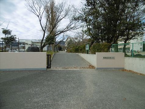 近くの日立市立大久保小学校まで696m(徒歩9分)