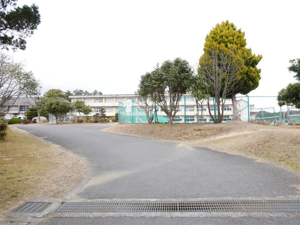 近くの日立市立豊浦中学校まで1,327m（徒歩17分）