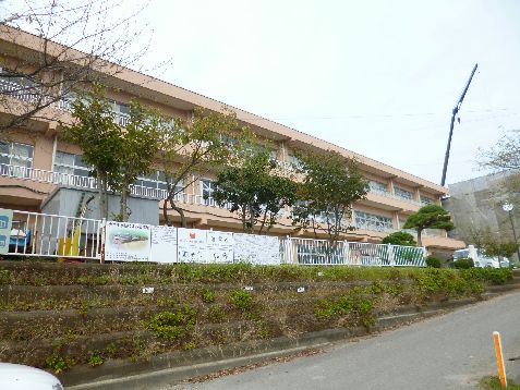 近くの日立市立水木小学校まで1,555m（徒歩20分）