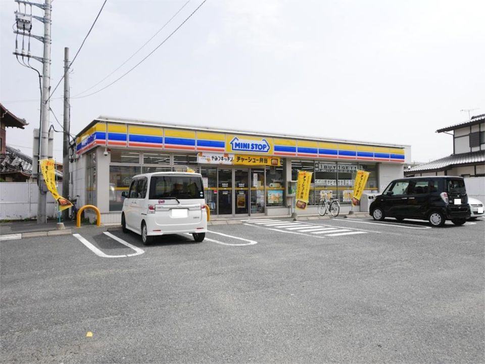 近くのミニストップ 日立鮎川店まで82m（徒歩2分）