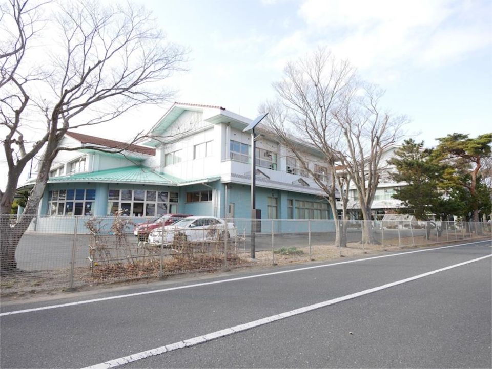 近くの高萩市立東小学校まで430m(徒歩6分)