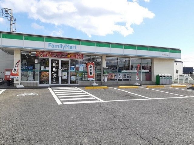 近くのファミリーマート加茂川東海店まで600m(徒歩8分)
