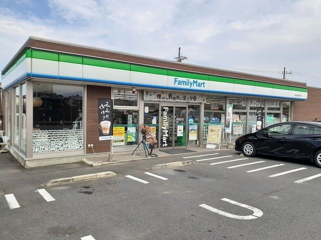 近くのファミリーマート川尻四丁目店まで550m(徒歩7分)