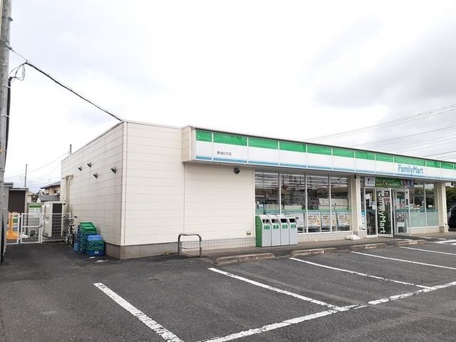 近くのファミリーマート東海白方店まで250m（徒歩4分）