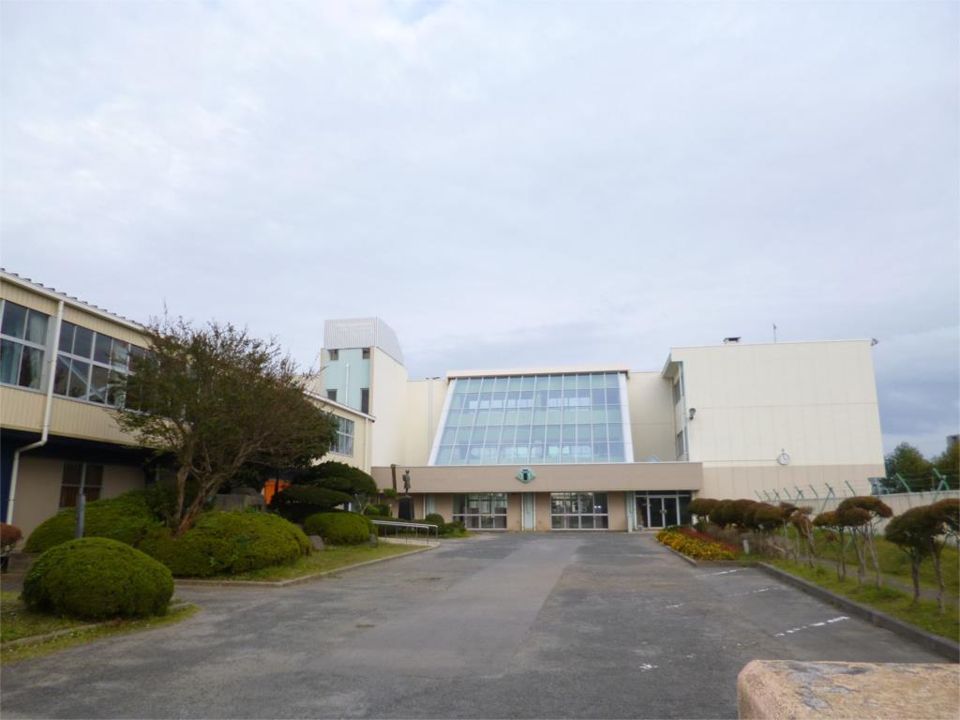 近くの日立市立大みか小学校まで636m（徒歩8分）