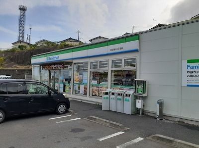 近くのファミリーマート滑川二丁目店まで1,000m(徒歩13分)