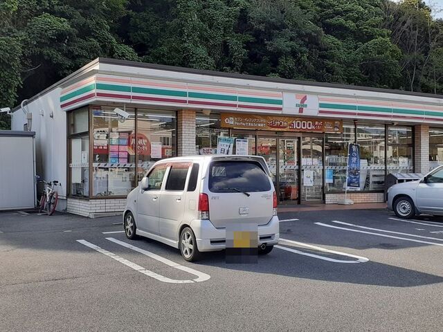 近くのセブンイレブン運動公園前店まで800m（徒歩10分）