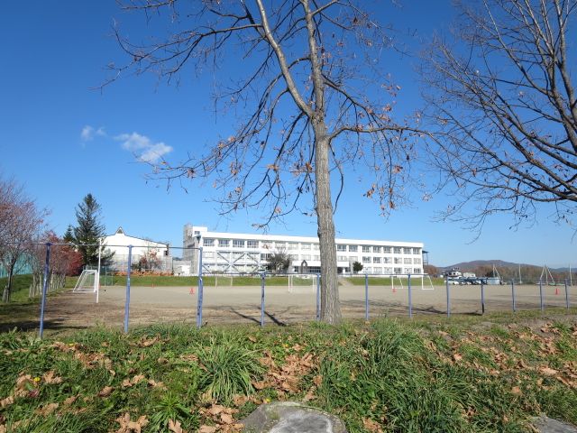 近くの北見市立東陵中学校まで1,105m(徒歩14分)