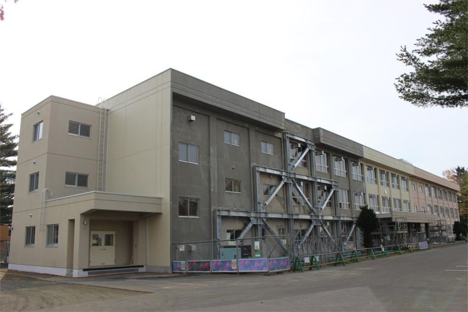 近くの北見市立南中学校まで896m（徒歩12分）