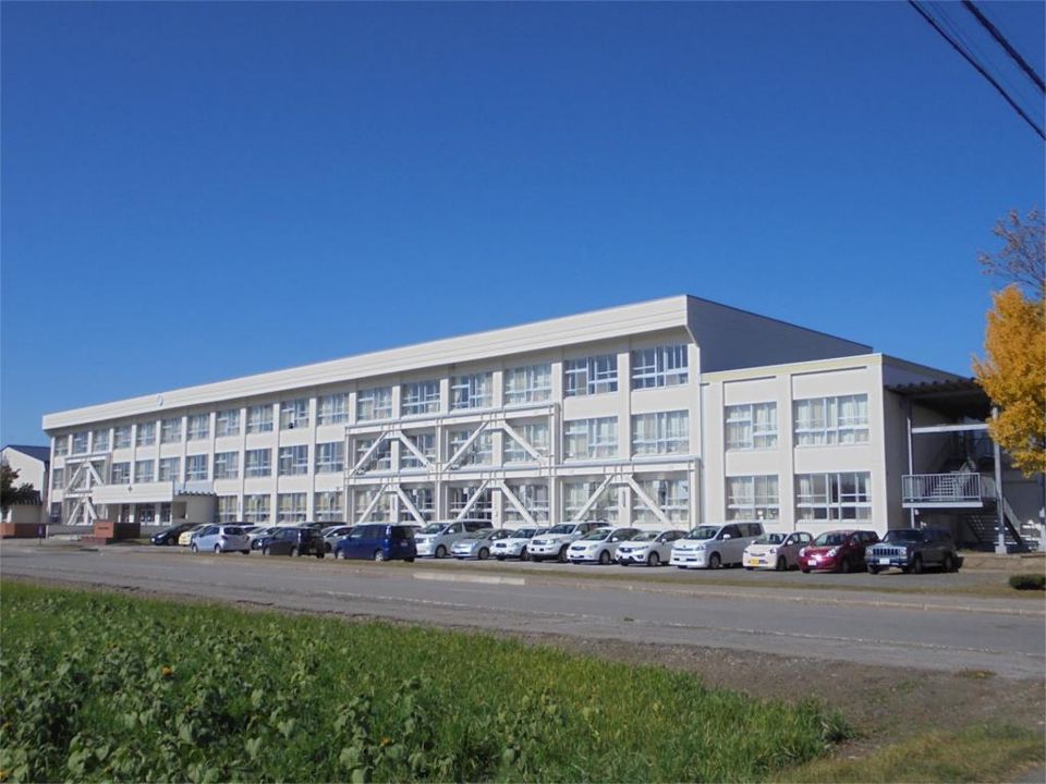 近くの北見市立北光小学校まで932m（徒歩12分）
