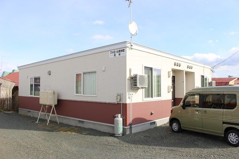 ファミール南仲町E棟の外観画像