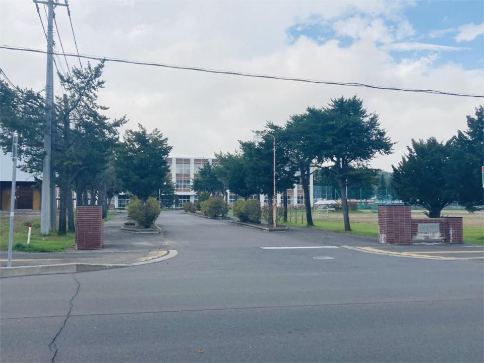 近くの北見市立留辺蘂中学校まで1,129m(徒歩15分)