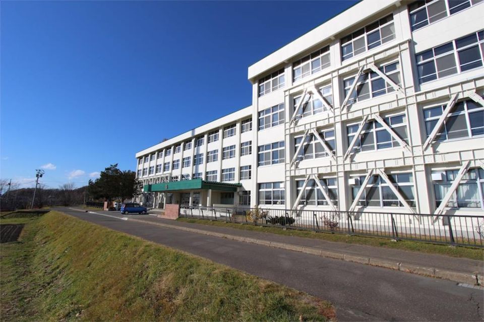 近くの北見市立高栄中学校まで580m(徒歩8分)