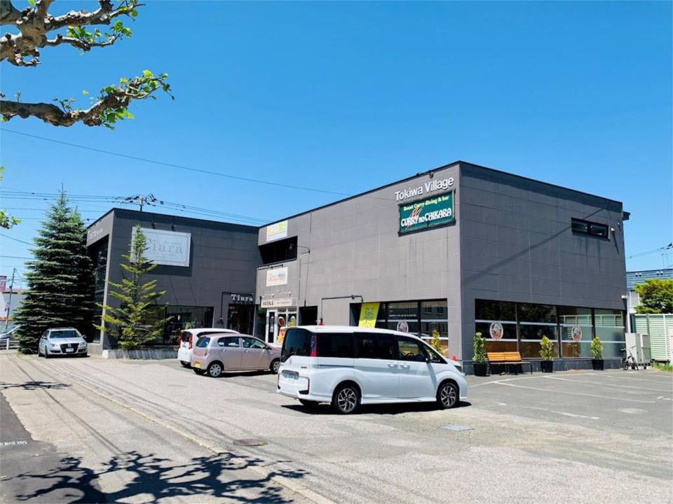 近くの美容室 Tiaraまで334m(徒歩5分)