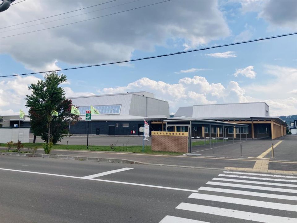 近くの北見市立留辺蘂小学校まで1,118m（徒歩14分）